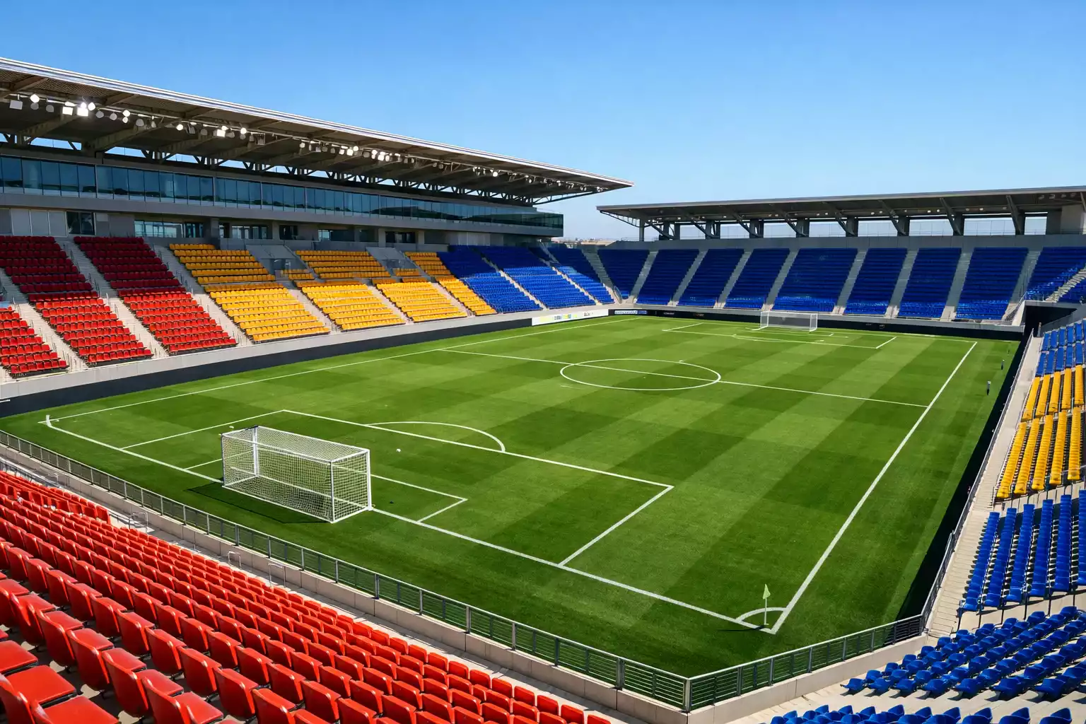 Estadio de fútbol español con campo de césped bajo el sol