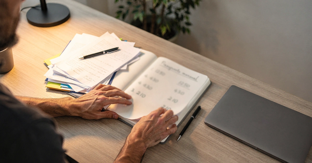 Persona organizando presupuesto para apuestas deportivas