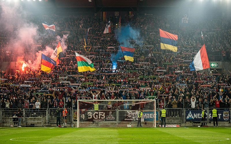 Grada repleta de aficionados en estadio alemán