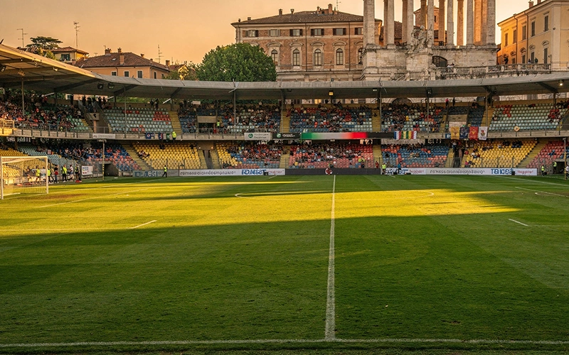 Estadio italiano con arquitectura clásica de fondo