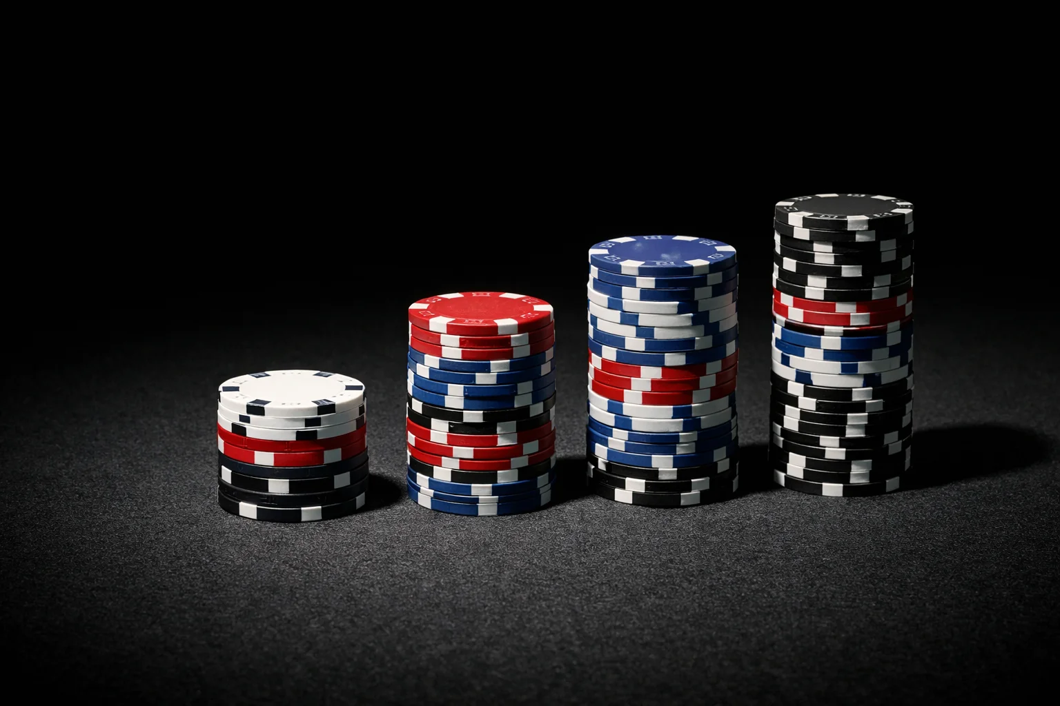 Fichas de apuestas ordenadas en diferentes niveles sobre una mesa